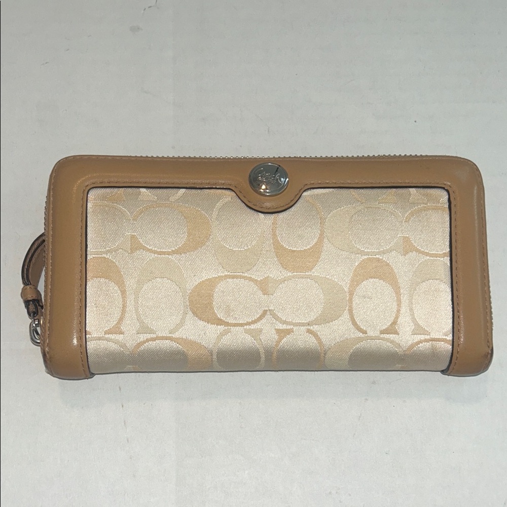 Coach classic monogram wallet zip around cream/tan